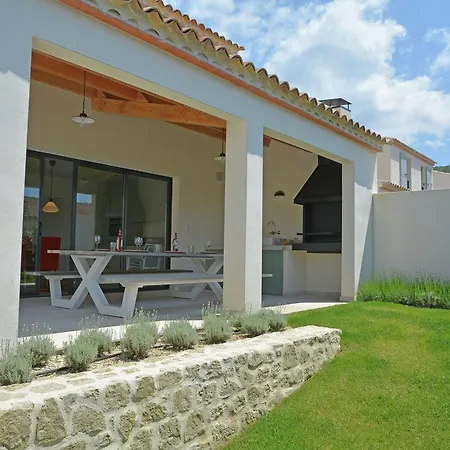 Superb With Heated Pool In Malauc Ne Vila