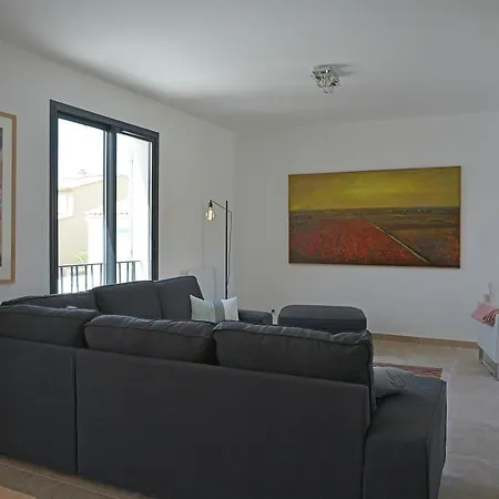 Superb With Heated Pool In Malauc Ne *